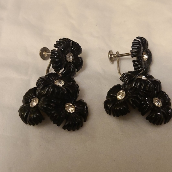Vintage Jewelry - Black daisy's Earrings screw on